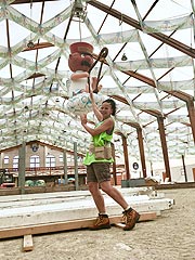 Aloisius am Himmel des Hofbräuzelts - Zeltaufbau am 08.08.2019 (Foto:Marikka-Laila Maisel)